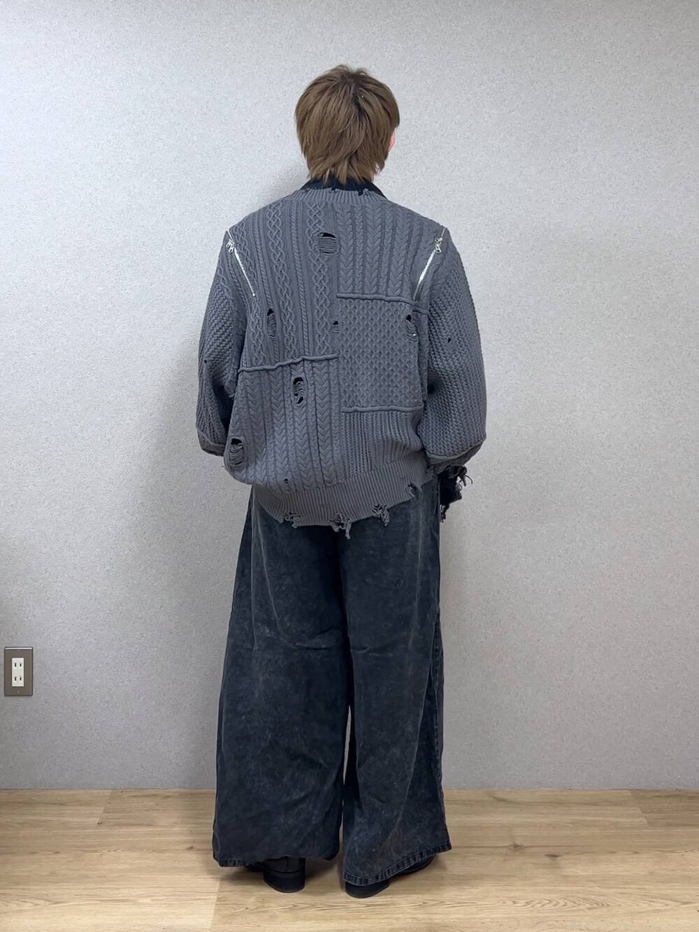 グレー系のカーディガン/ボレロ、ブラック系のドレスシューズ、ブラック系のシャツ/ブラウスを着用したメンズの冬コーディネートの3枚目の写真