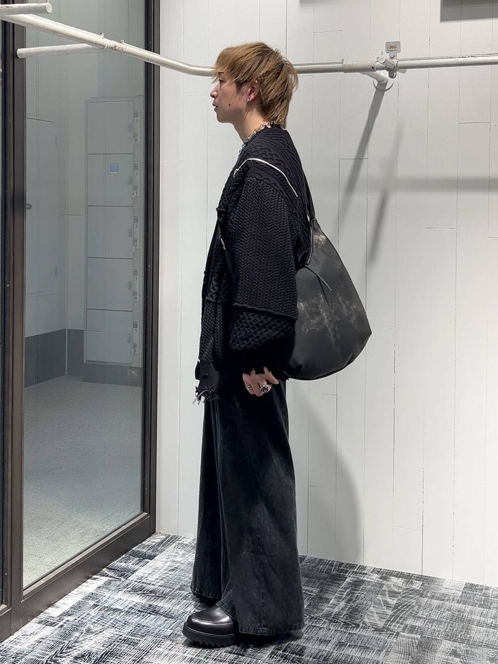 ブラック系のカーディガン/ボレロ、ブラック系のその他パンツ、ブラック系のドレスシューズを着用したメンズの春コーディネートの4枚目の写真