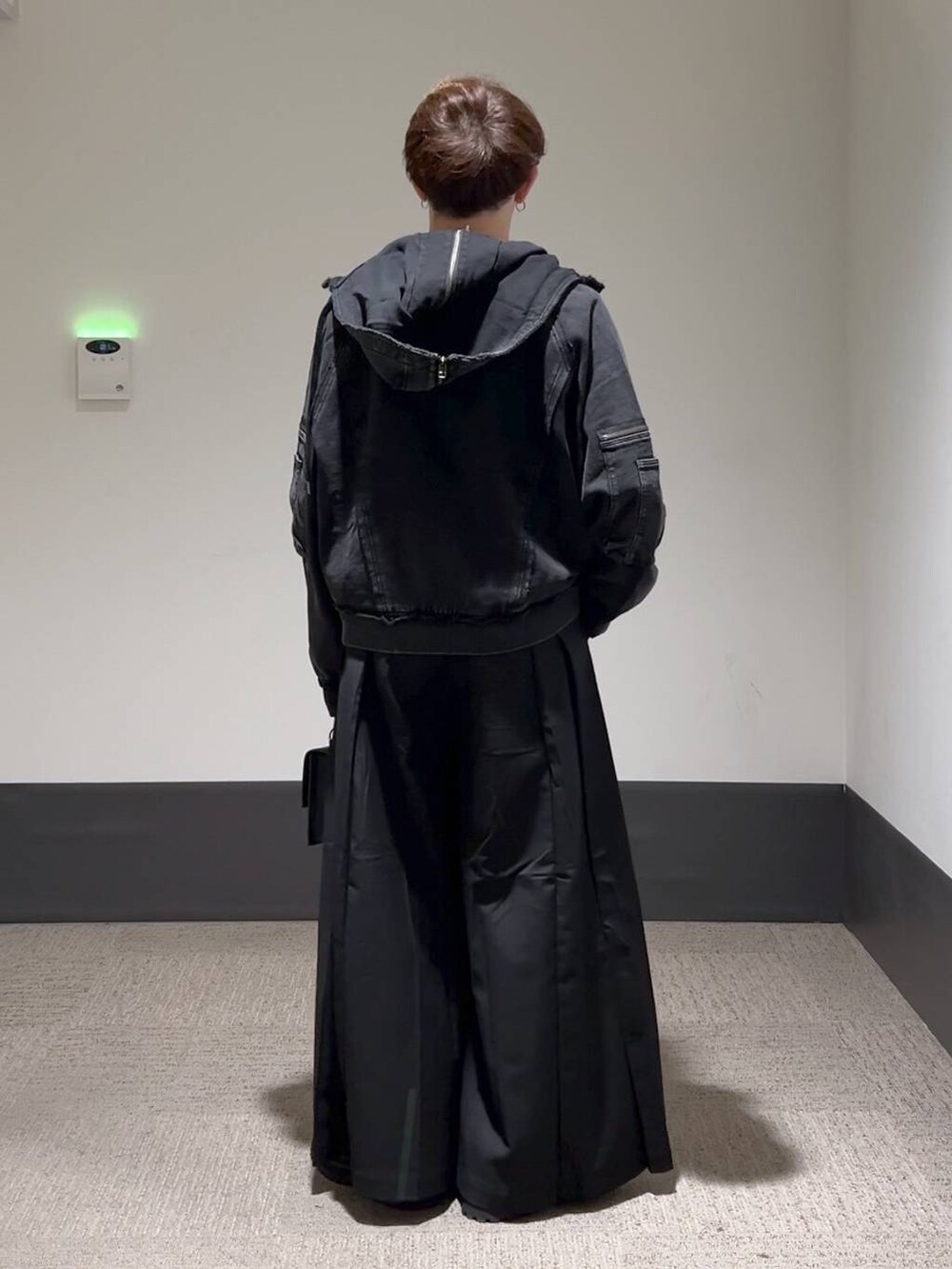 ブラック系のその他パンツ、ブラック系のパーカー、ブラック系のショルダーバッグを着用したメンズの夏コーディネートの4枚目の写真