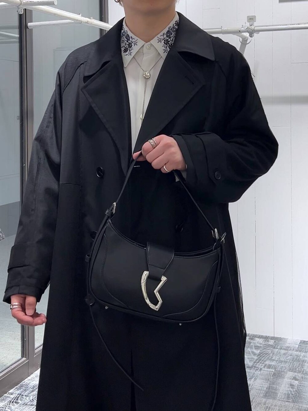 「低身長、きれいめ、モード、オーバーサイズ、HARE、ショルダーバッグ、シャツ、コート、デニムパンツ」|「HAREの【SET UP対応】TOROMIシシュウシャツ(HARE)(シャツ/ブラウス、ホワイト系)」を使った、HARE もりたいさん(メンズ・168cm)の冬コーディネートの5枚目の写真
