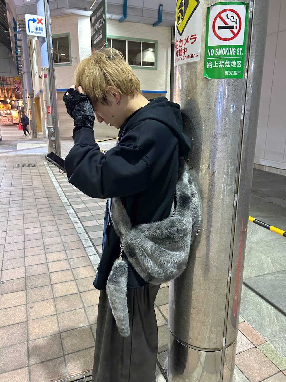 「低身長、Tシャツ、きれいめ、モード、オーバーサイズ、HARE、ワイドパンツ、パーカー、ショルダーバッグ」｜「HAREの【SET UP対応】DABOルーズレザーワイドパンツ(HARE)（その他パンツ、ブラック系）」を使った、HARE     もりたいさん（メンズ・168cm）の秋コーディネートの3枚目の写真