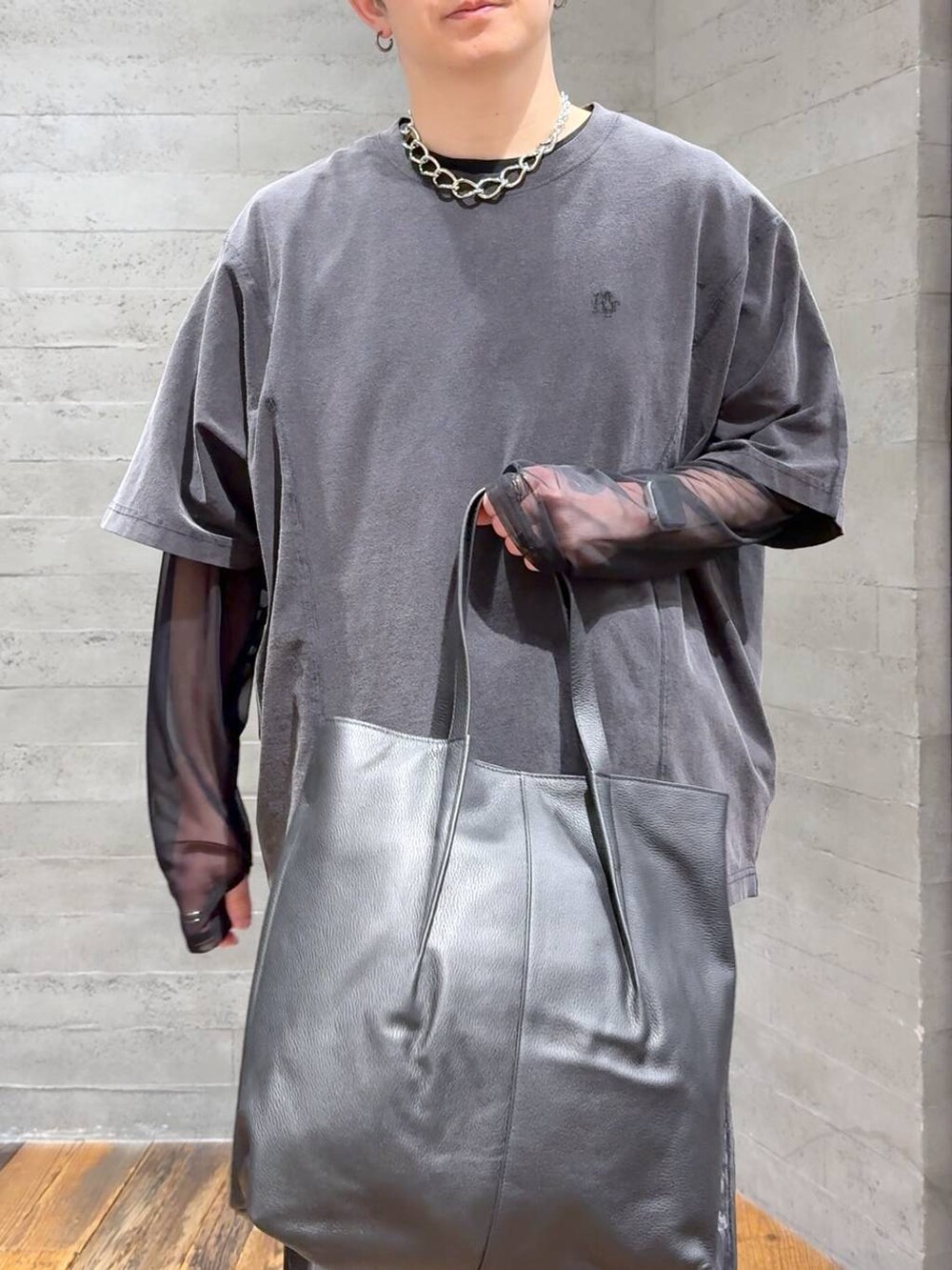 グレー系のTシャツ/カットソー、ブラック系のサンダル、ブラック系のトートバッグを着用したメンズの春コーディネートの5枚目の写真