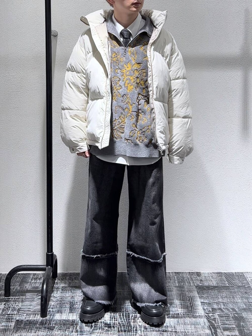 ホワイト系のダウンジャケット/コート、ブラック系のデニムパンツ、ブラック系のネクタイを着用したメンズの秋コーディネートの2枚目の写真