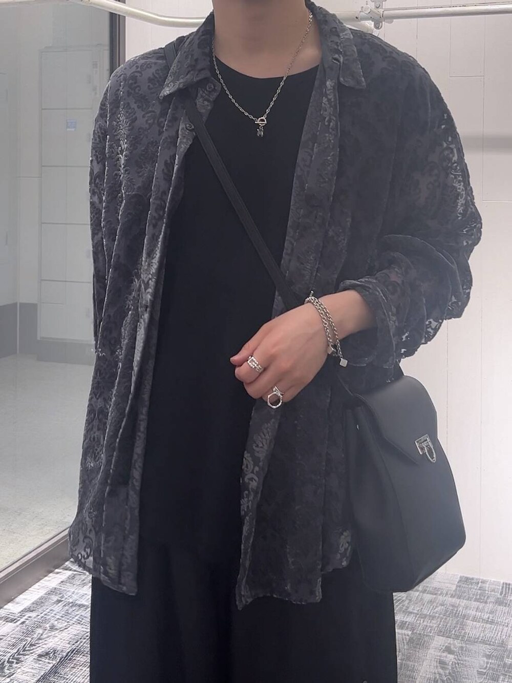 ブラック系のドレスシューズ、ブラック系のショルダーバッグ、ブラック系のTシャツ/カットソーを着用したメンズの夏コーディネートの4枚目の写真