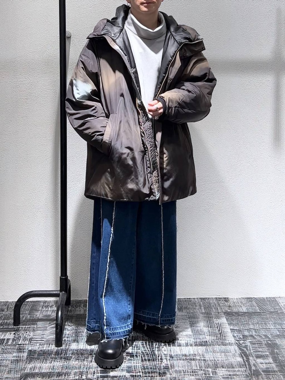 ブルー系のデニムパンツ、その他のダウンジャケット/コート、グレー系のスウェットを着用したメンズの秋コーディネートの2枚目の写真