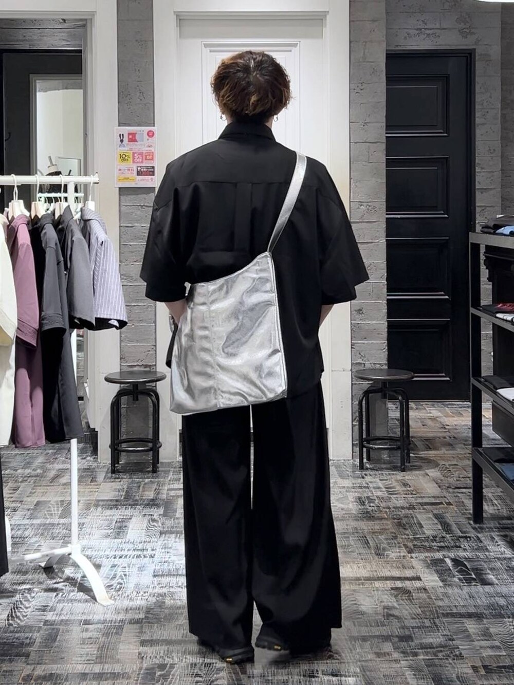 シルバー系のショルダーバッグ、ブラック系のサンダル、ブラック系のシャツ/ブラウスを着用したメンズの夏コーディネートの4枚目の写真