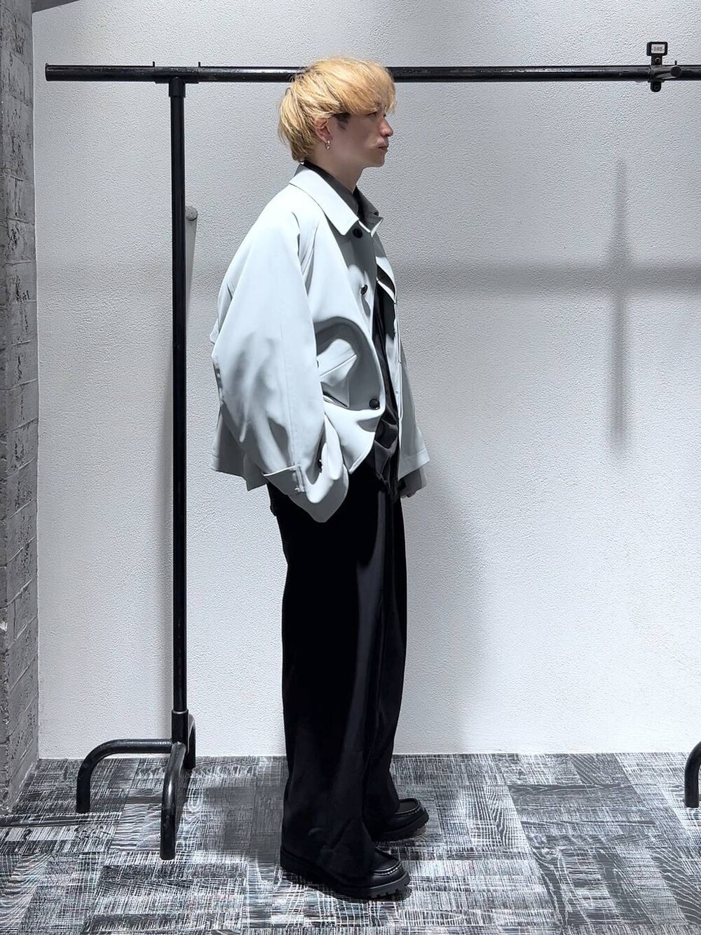 ブラック系のドレスシューズ、グリーン系のブルゾン、ブラック系のスラックスを着用したメンズの冬コーディネートの3枚目の写真