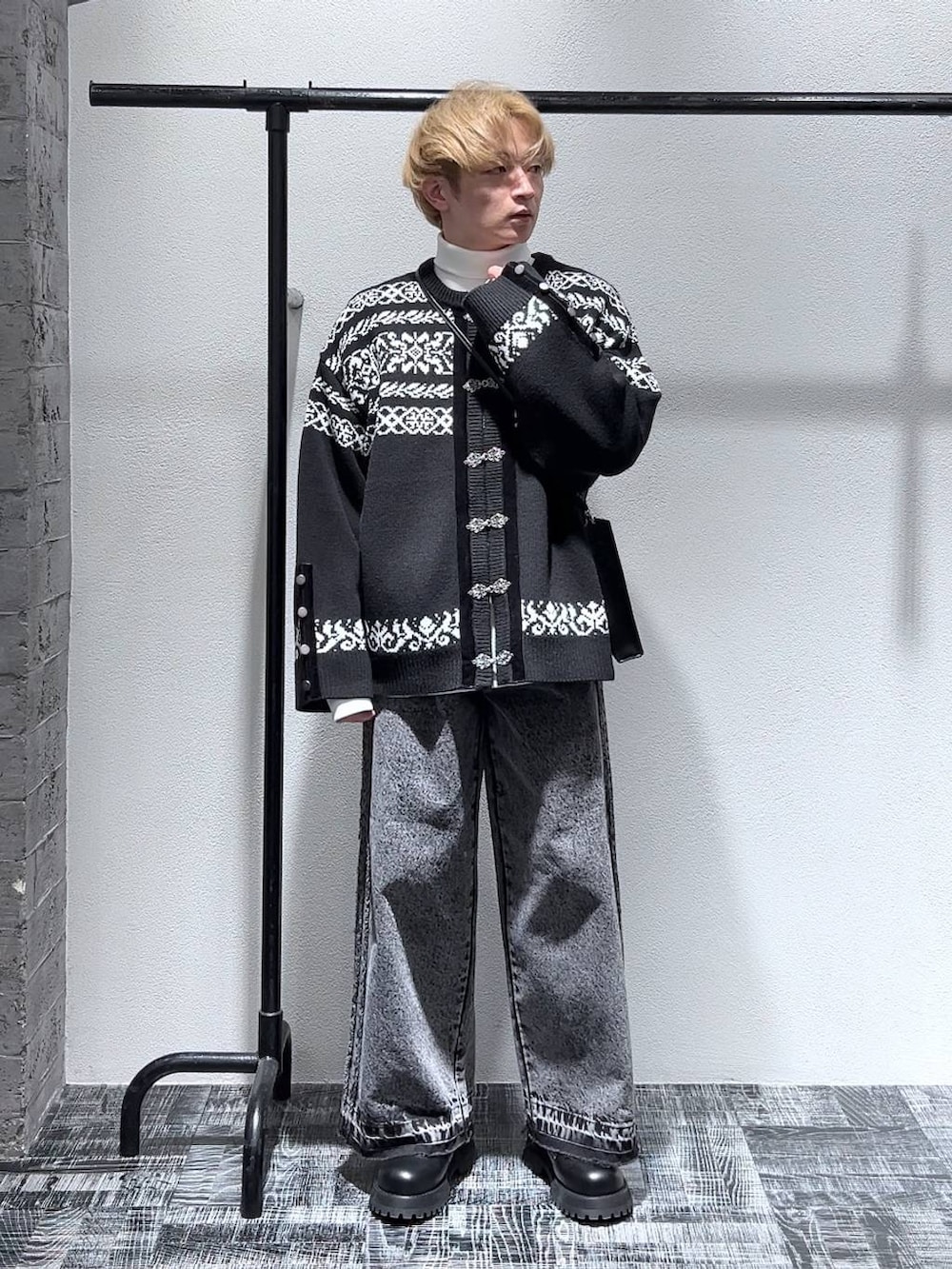 ブラック系のブーツ、ブラック系のカーディガン/ボレロ、ホワイト系のスウェットを着用したメンズの冬コーディネートの3枚目の写真