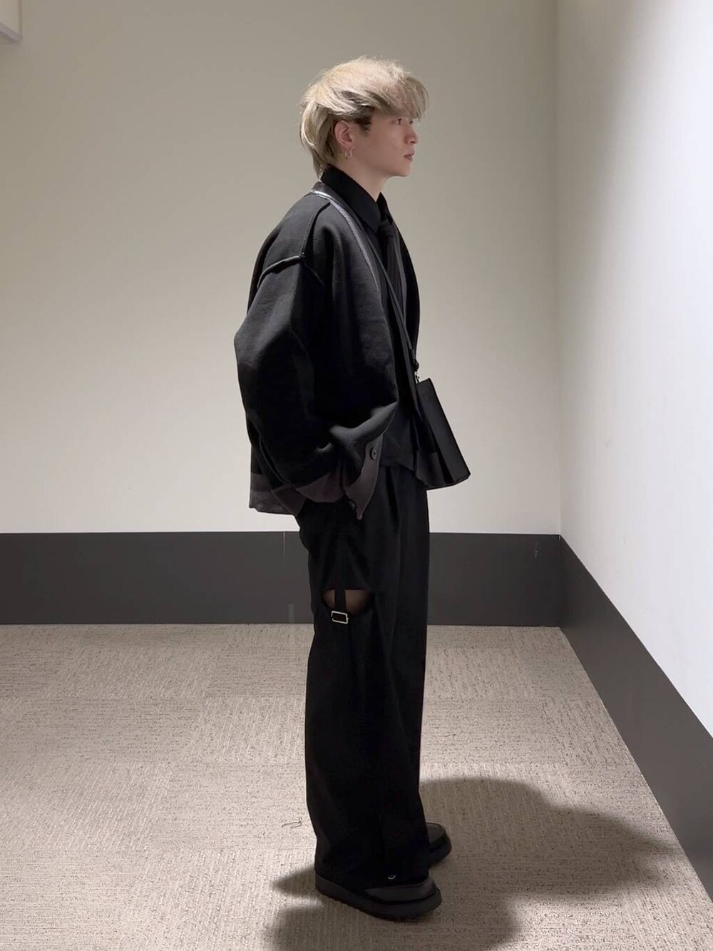 ブラック系のスラックス、ブラック系のカーディガン/ボレロ、ブラック系のシャツ/ブラウスを着用したメンズの冬コーディネートの3枚目の写真