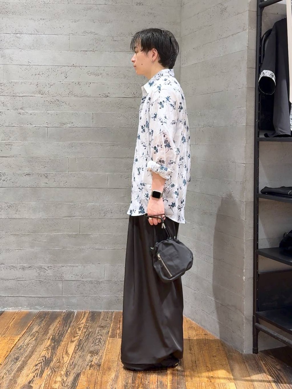 ブラック系のショルダーバッグ、ブラック系のサンダル、ホワイト系のTシャツ/カットソーを着用したメンズの夏コーディネートの4枚目の写真