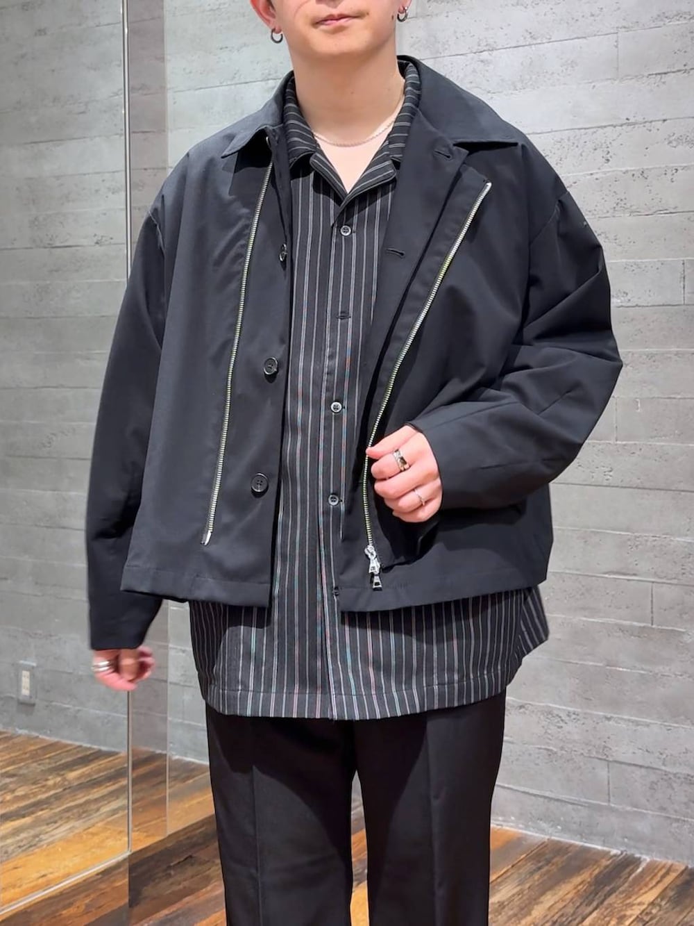 ブラック系のスラックス、ブラック系のブルゾン、ブラック系のシャツ/ブラウスを着用したメンズの春コーディネートの5枚目の写真