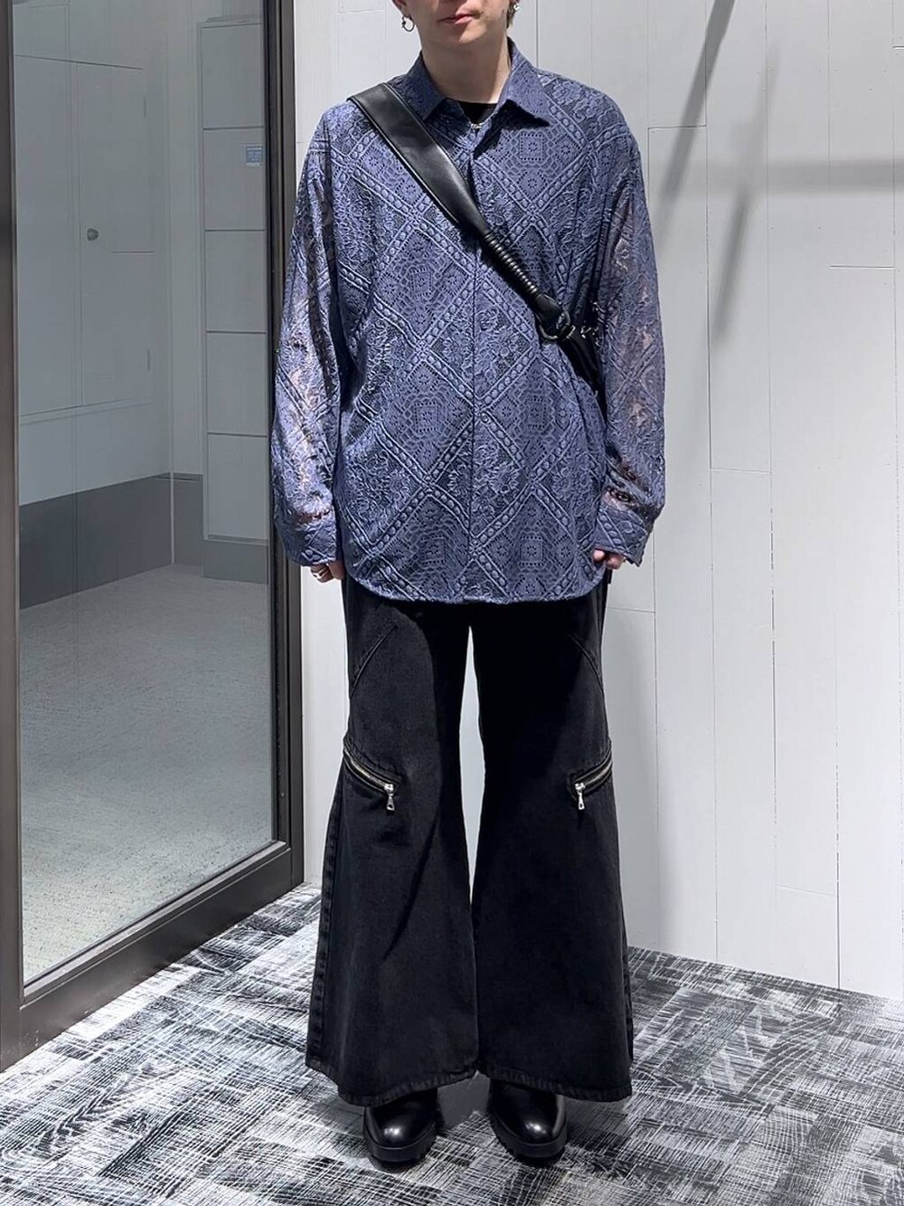 ブラック系のショルダーバッグ、ブラック系のデニムパンツ、ブラック系のドレスシューズを着用したメンズの春コーディネートの2枚目の写真