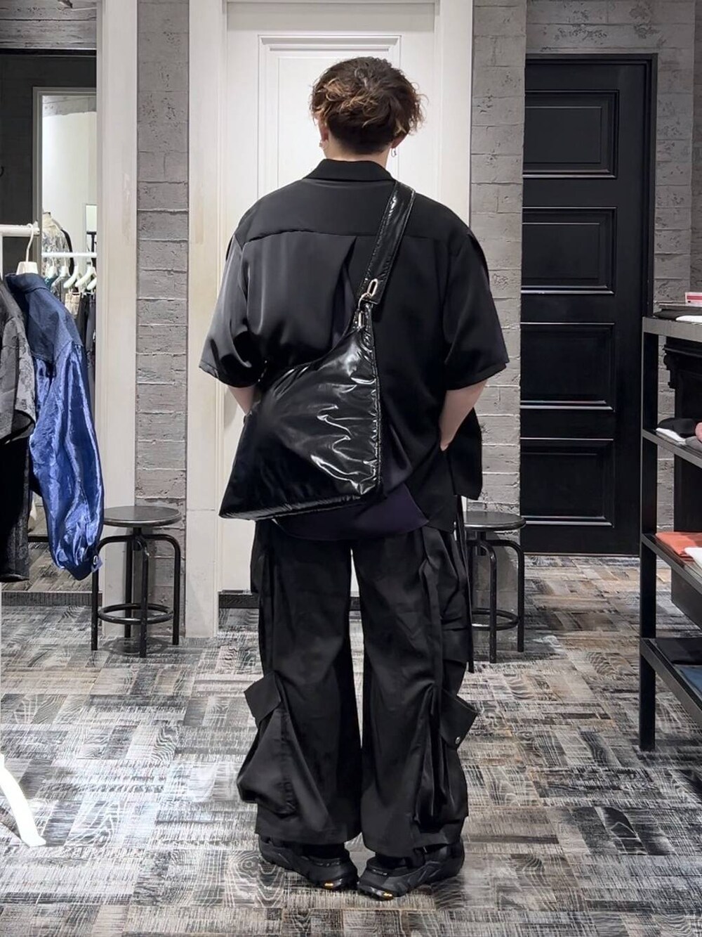 グレー系のTシャツ/カットソー、ブラック系のカーゴパンツ、ブラック系のサンダルを着用したメンズの夏コーディネートの4枚目の写真