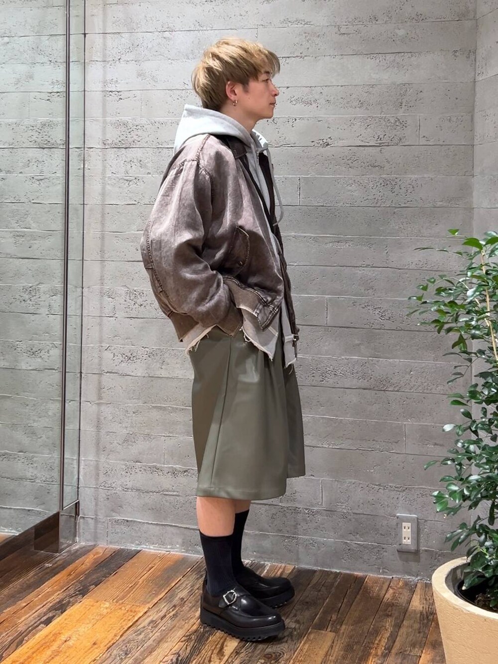 「春コーデ、低身長、きれいめ、モード、オーバーサイズ、HARE、パーカー、ハーフパンツ、ブルゾン」｜「HAREのHAREオリジナルウラケZIPパーカー(HARE)（パーカー、グレー系）」を使った、HARE     もりたいさん（メンズ・168cm）の春コーディネートの2枚目の写真