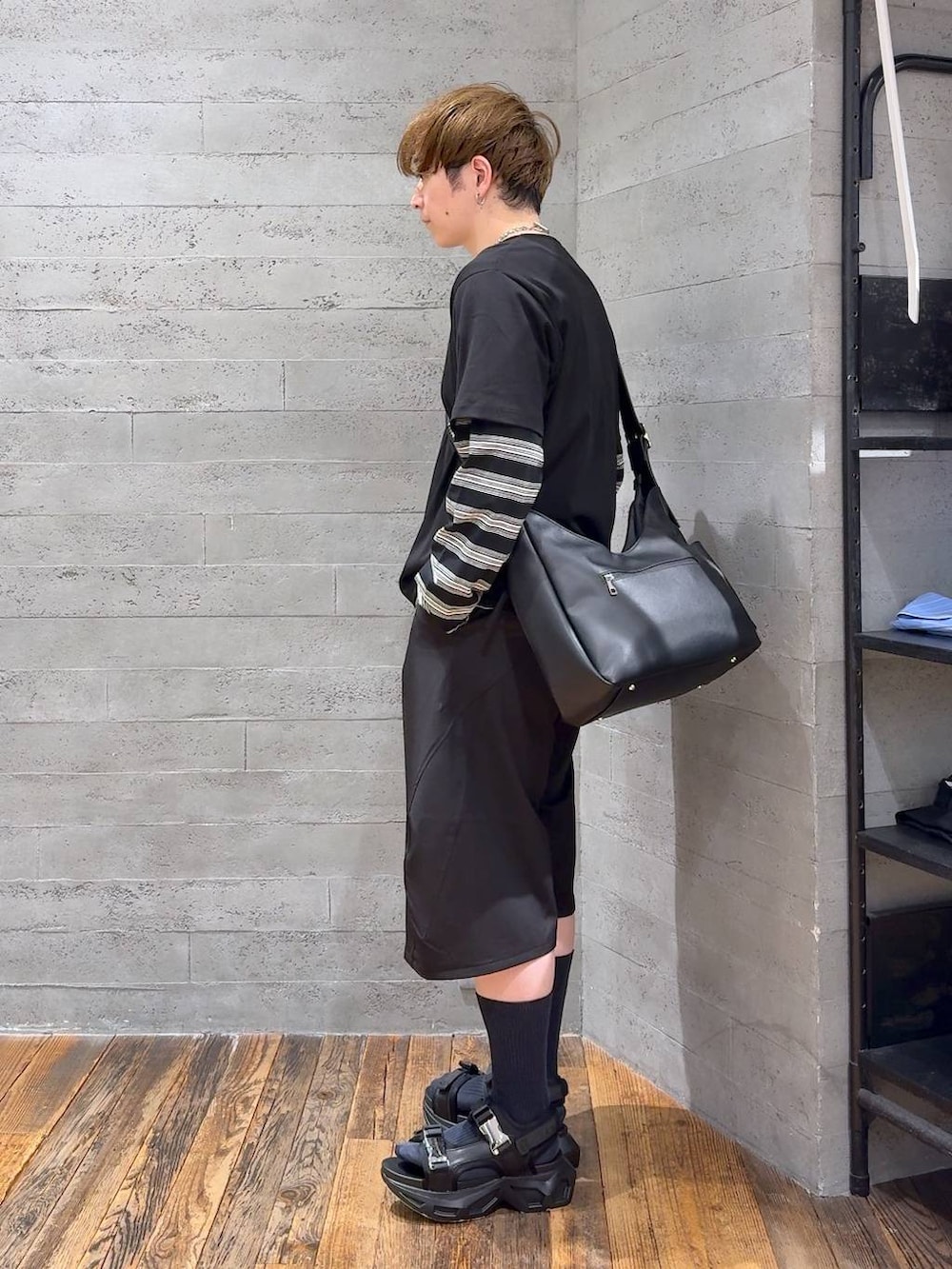 ブラック系のサンダル、ブラック系のショルダーバッグ、ブラック系のスラックスを着用したメンズの春コーディネートの4枚目の写真