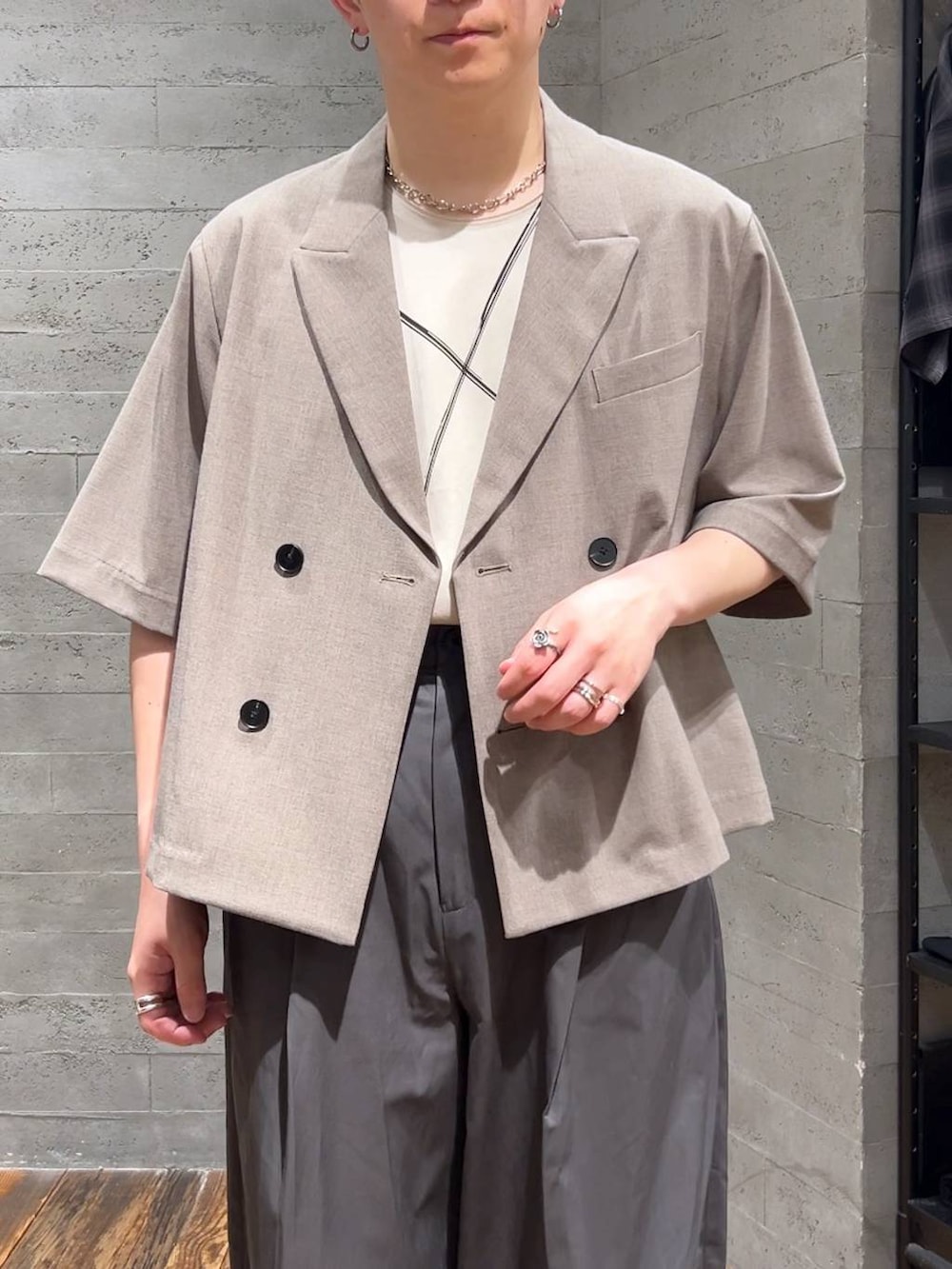 ブラック系のサンダル、グレー系のチノパンツ、ブラウン系のテーラードジャケットを着用したメンズの夏コーディネートの5枚目の写真