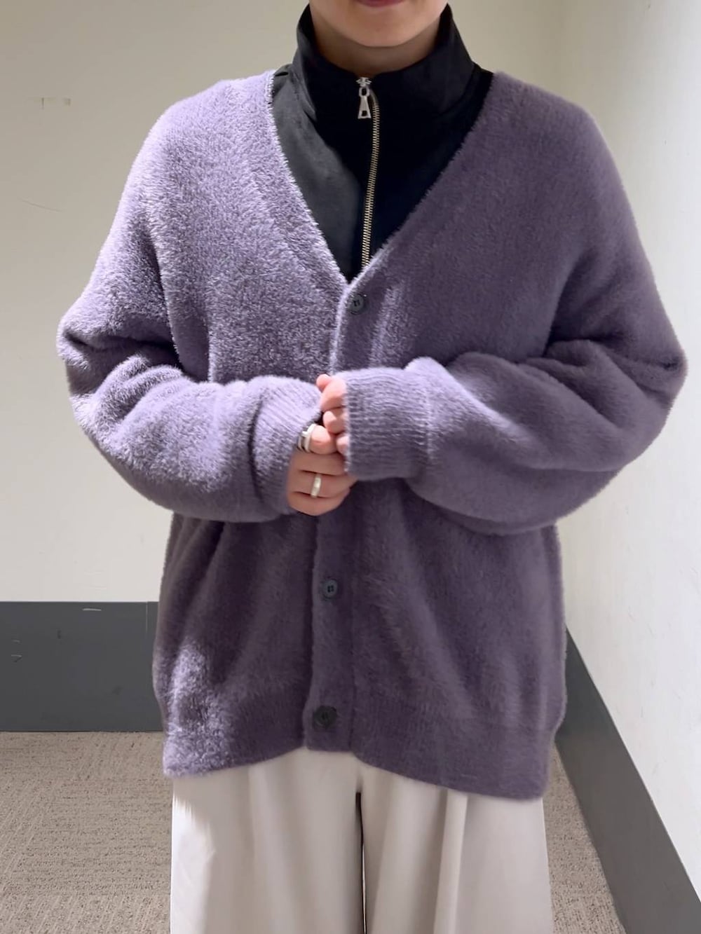 ブラック系のドレスシューズ、パープル系のカーディガン/ボレロ、ブラック系のスウェットを着用したメンズの冬コーディネートの4枚目の写真