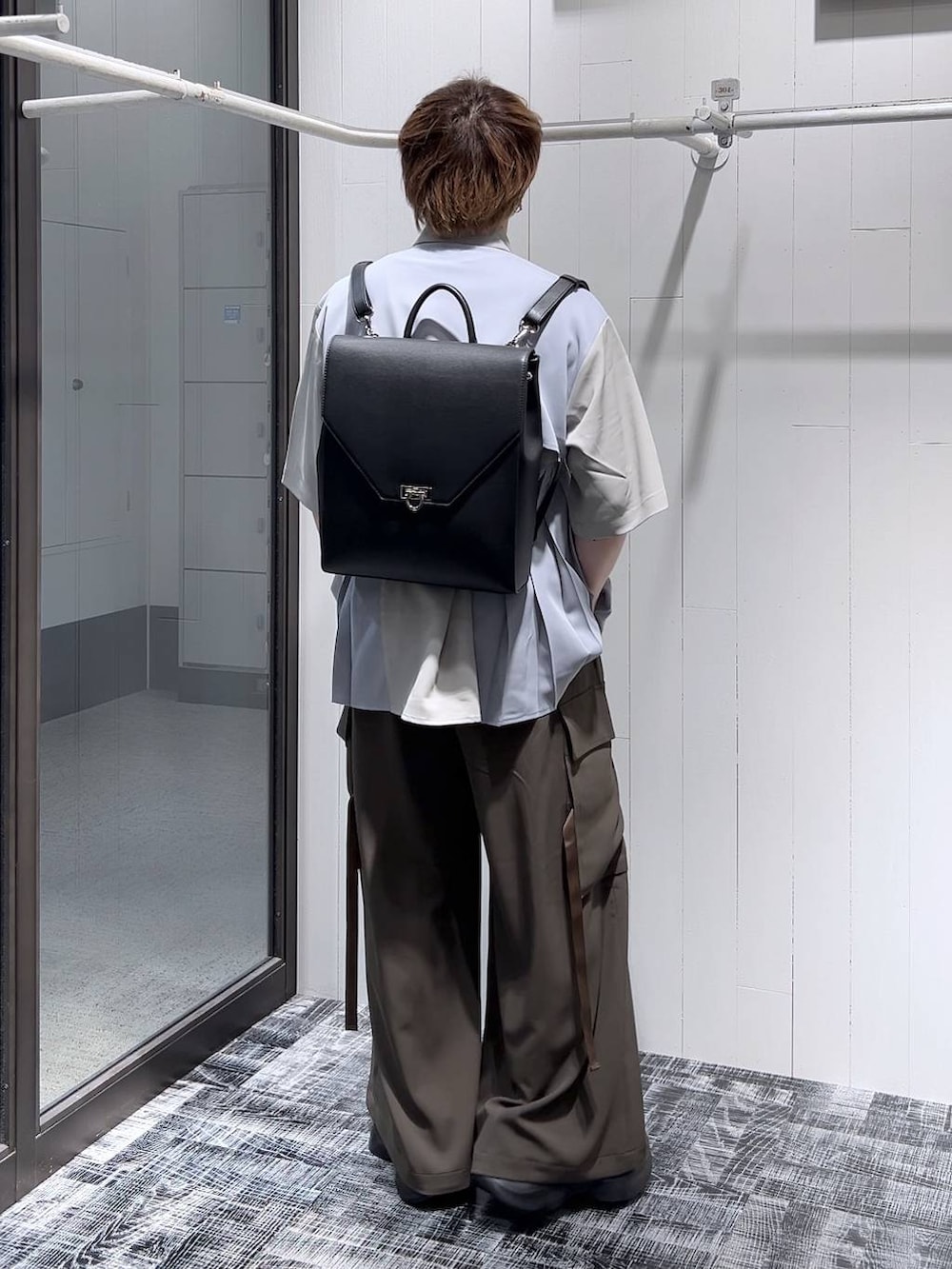 ブラウン系のカーゴパンツ、ブラック系のショルダーバッグ、グレー系のシャツ/ブラウスを着用したメンズの春コーディネートの4枚目の写真