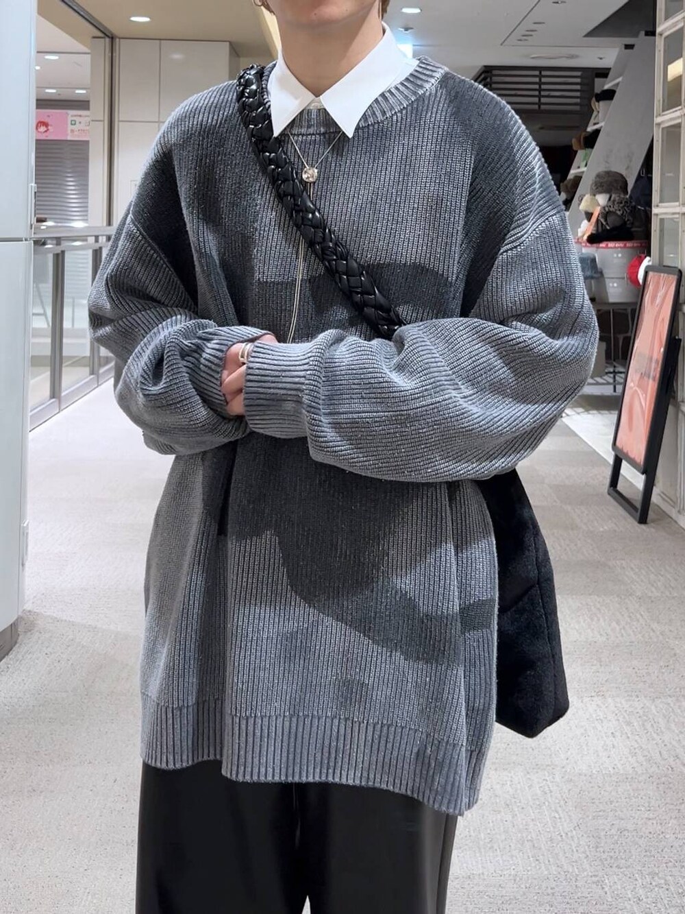 ブラック系のブーツ、ブラック系のその他パンツ、ホワイト系のシャツ/ブラウスを着用したメンズの冬コーディネートの4枚目の写真