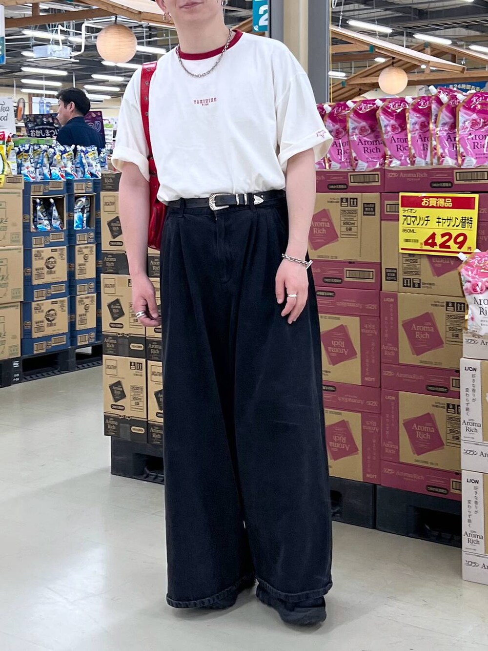 ブラック系のサンダル、レッド系のショルダーバッグ、ホワイト系のTシャツ/カットソーを着用したメンズの夏コーディネートの2枚目の写真