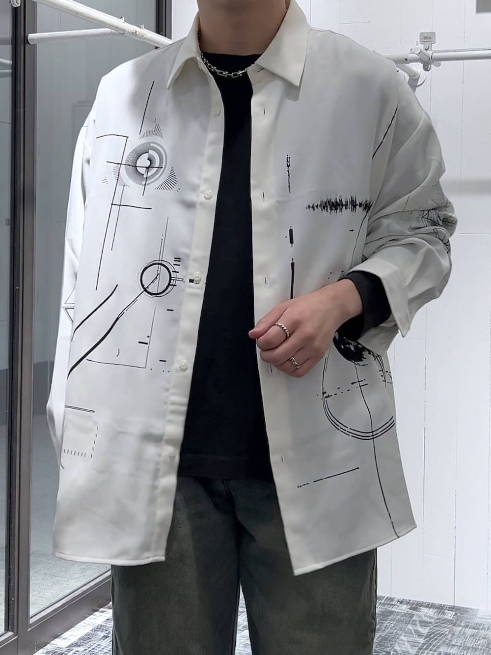 ブルー系のデニムパンツ、ブラック系のドレスシューズ、ホワイト系のシャツ/ブラウスを着用したメンズの夏コーディネートの5枚目の写真