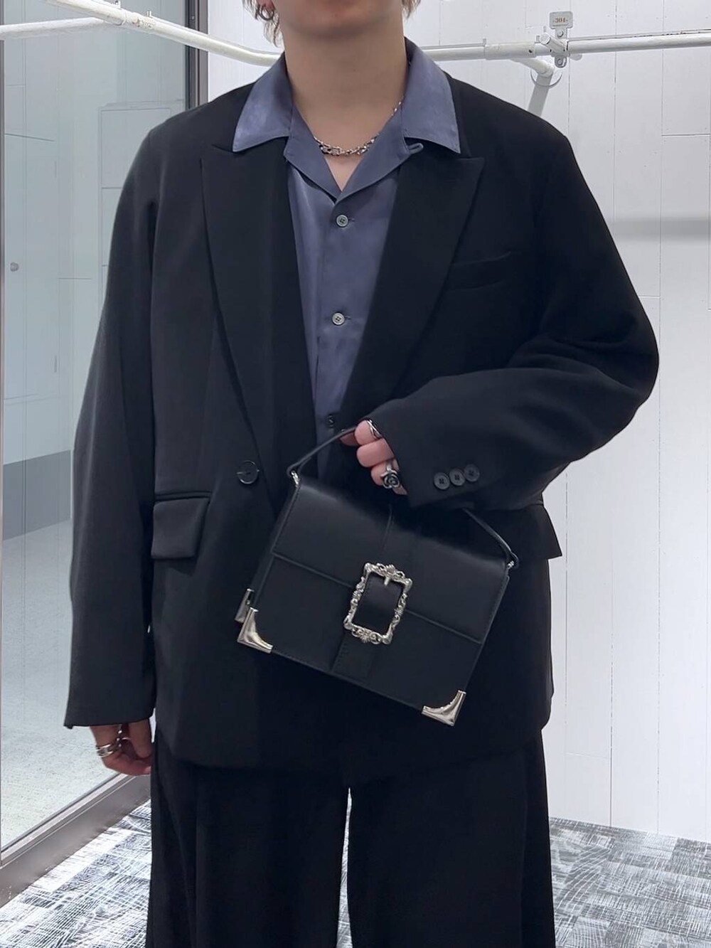 ブラック系のショルダーバッグ、ブルー系のシャツ/ブラウス、ブラック系のドレスシューズを着用したメンズの春コーディネートの5枚目の写真