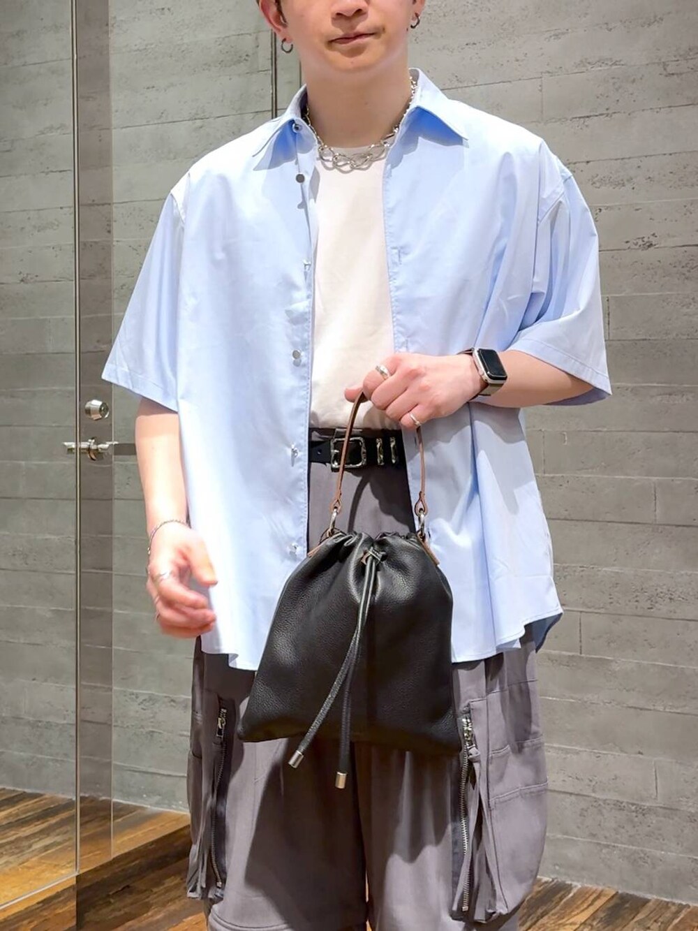 ブラック系のサンダル、ホワイト系のTシャツ/カットソー、グレー系のカーゴパンツを着用したメンズの春コーディネートの5枚目の写真