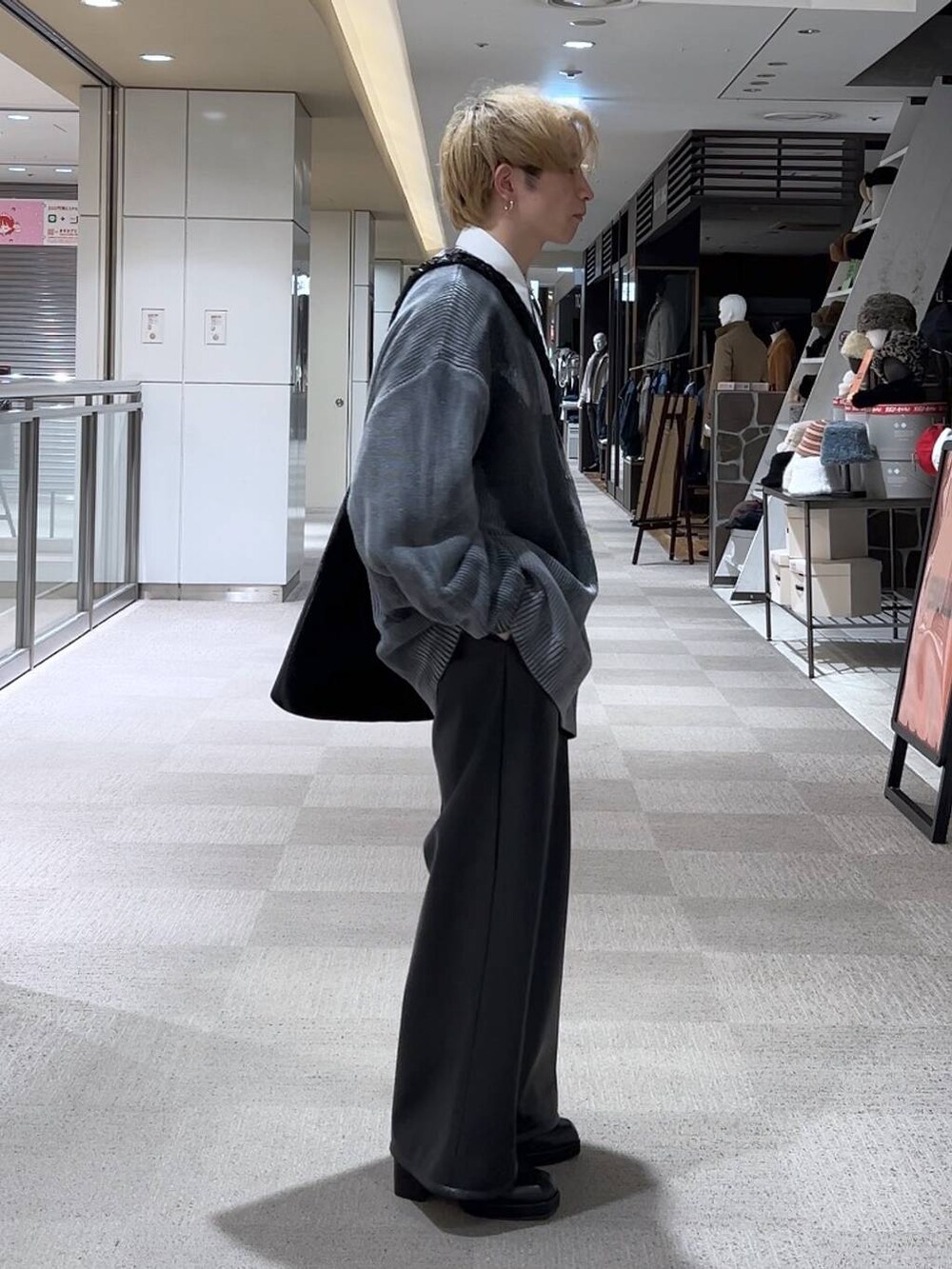 ブラック系のブーツ、ブラック系のその他パンツ、ホワイト系のシャツ/ブラウスを着用したメンズの冬コーディネートの2枚目の写真