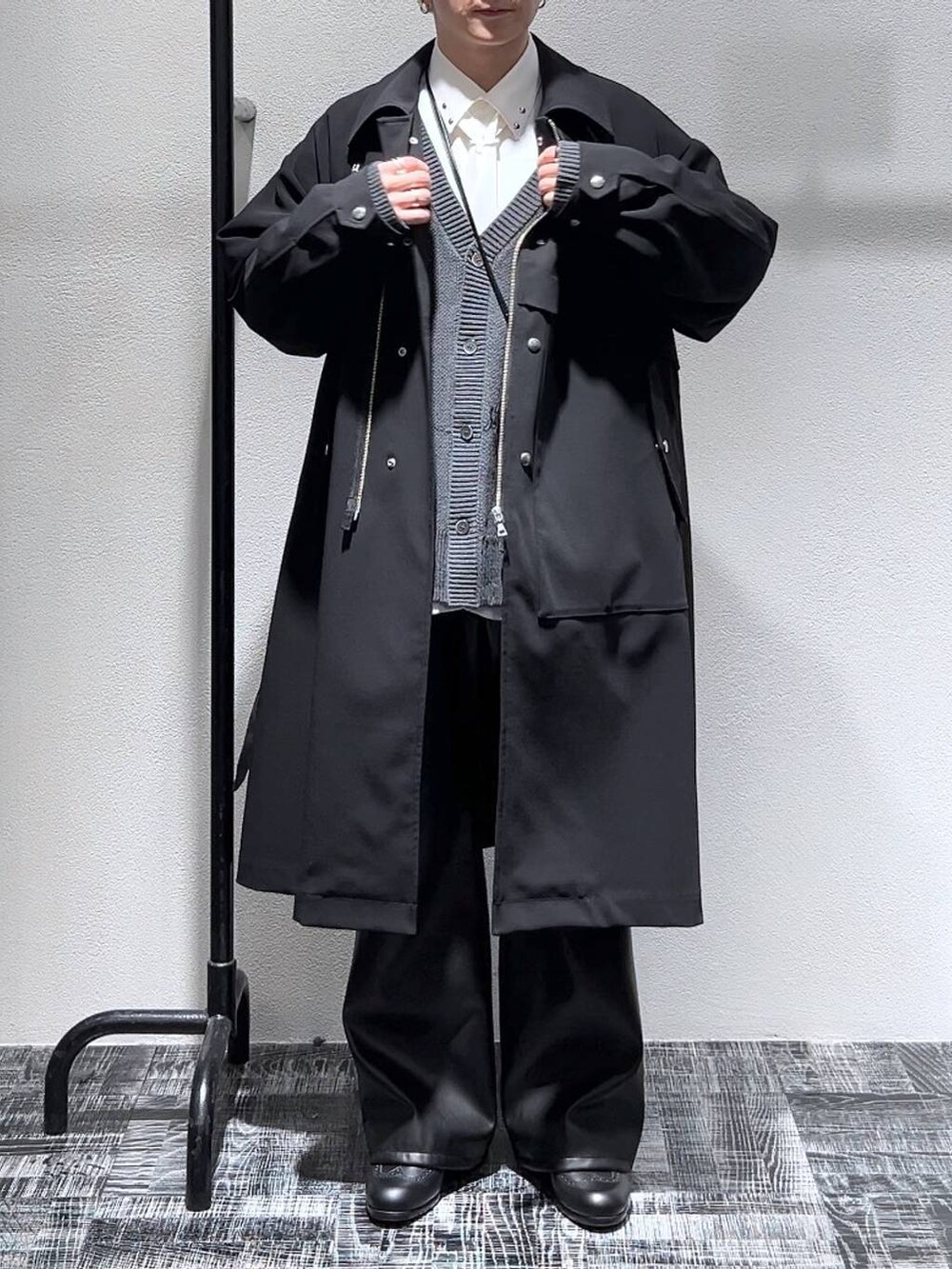 ブラック系のショルダーバッグ、ブラック系のその他パンツ、ブラック系のドレスシューズを着用したメンズの冬コーディネートの2枚目の写真