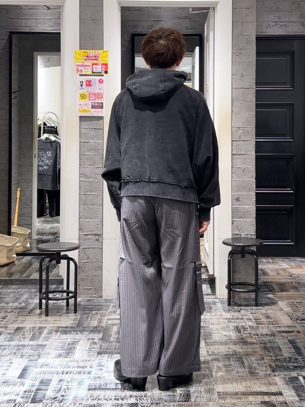 ブラック系のドレスシューズ、グレー系のその他パンツ、ブラック系のパーカーを着用したメンズの秋コーディネートの4枚目の写真