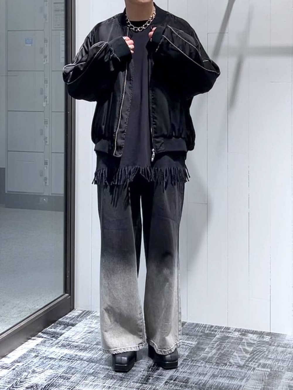 「低身長、きれいめ、オーバーサイズ、HARE、デニムパンツ、ワイドパンツ、ブルゾン、モード、秋コーデ」｜「HAREのグラデーションデニムパンツ(HARE)（デニムパンツ、ブラック系）」を使った、HARE     もりたいさん（メンズ・168cm）の秋コーディネートの2枚目の写真