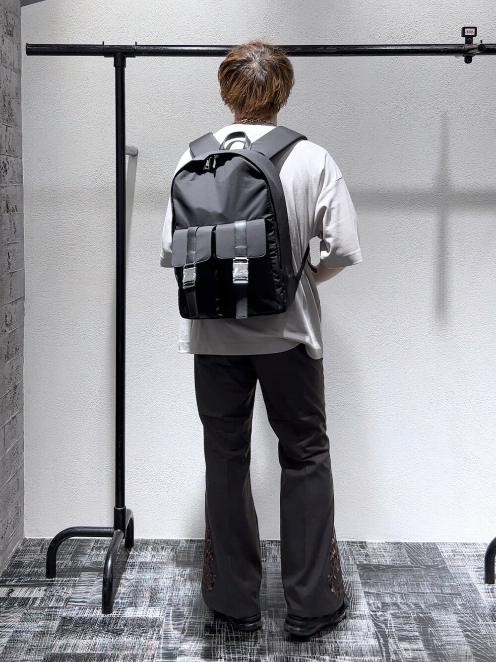 グレー系のTシャツ/カットソー、グレー系のその他パンツ、ブラック系のサンダルを着用したメンズの夏コーディネートの3枚目の写真