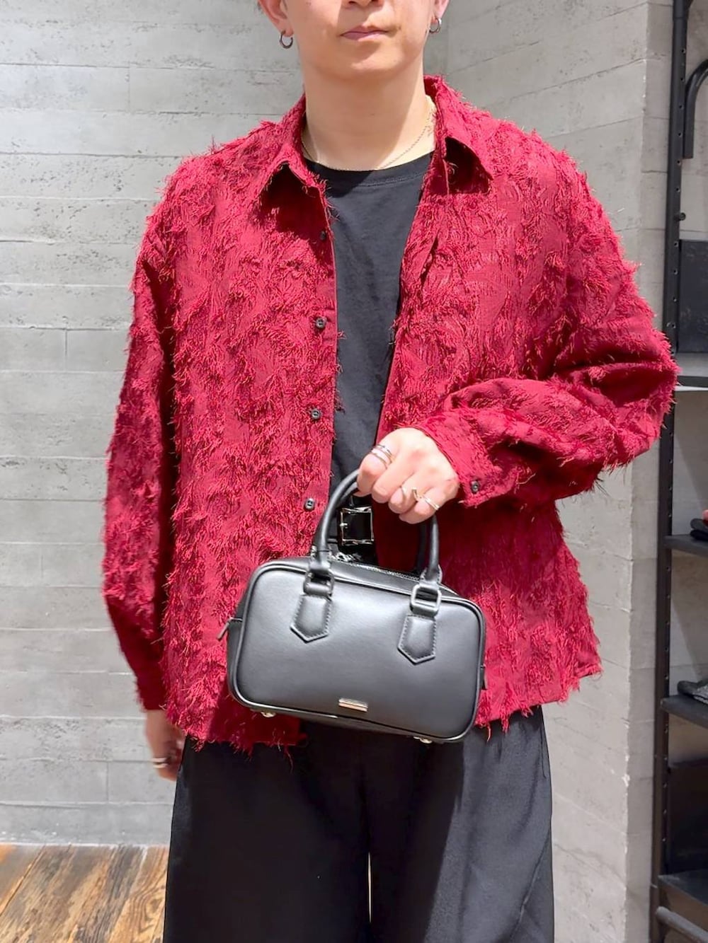 ブラック系のローファー、ブラック系のボストンバッグ、ブラック系のスラックスを着用したメンズの秋コーディネートの5枚目の写真