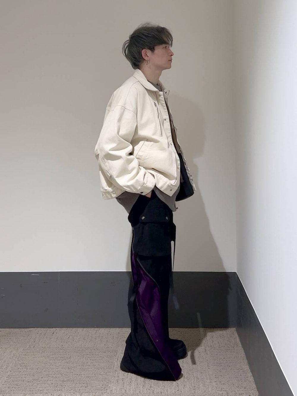 ブラック系のスニーカー、グレー系のニット/セーター、ブラック系のショルダーバッグを着用したメンズの冬コーディネートの4枚目の写真