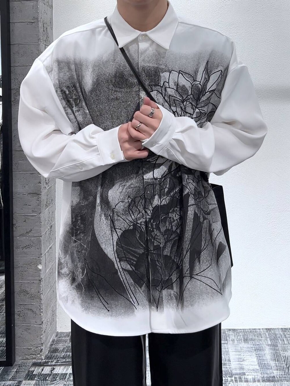 ブラック系のショルダーバッグ、ブラック系のブーツ、ホワイト系のシャツ/ブラウスを着用したメンズの冬コーディネートの4枚目の写真