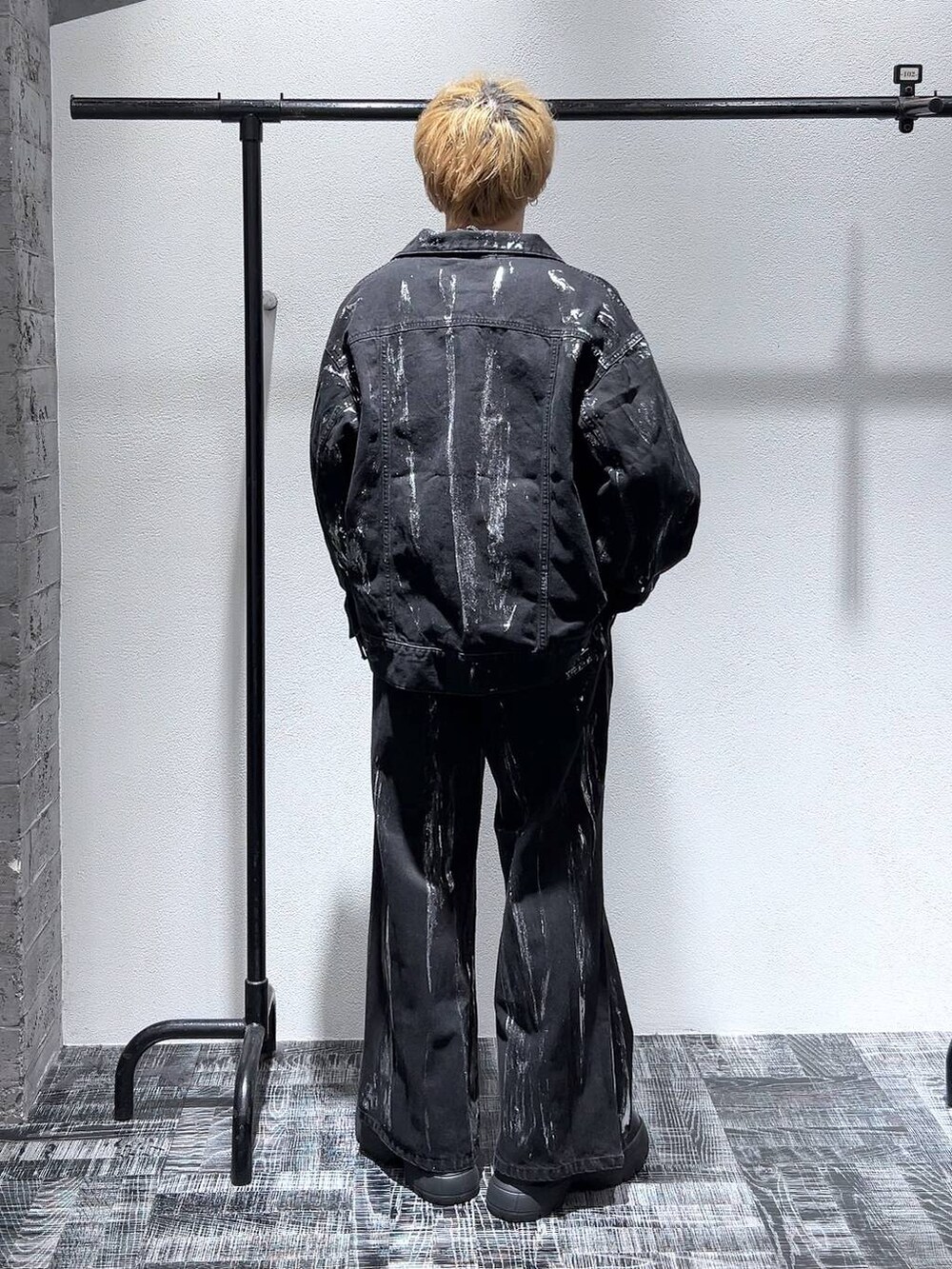 グレー系のスウェット、ブラック系のブーツ、ブラック系のデニムジャケットを着用したメンズの冬コーディネートの4枚目の写真