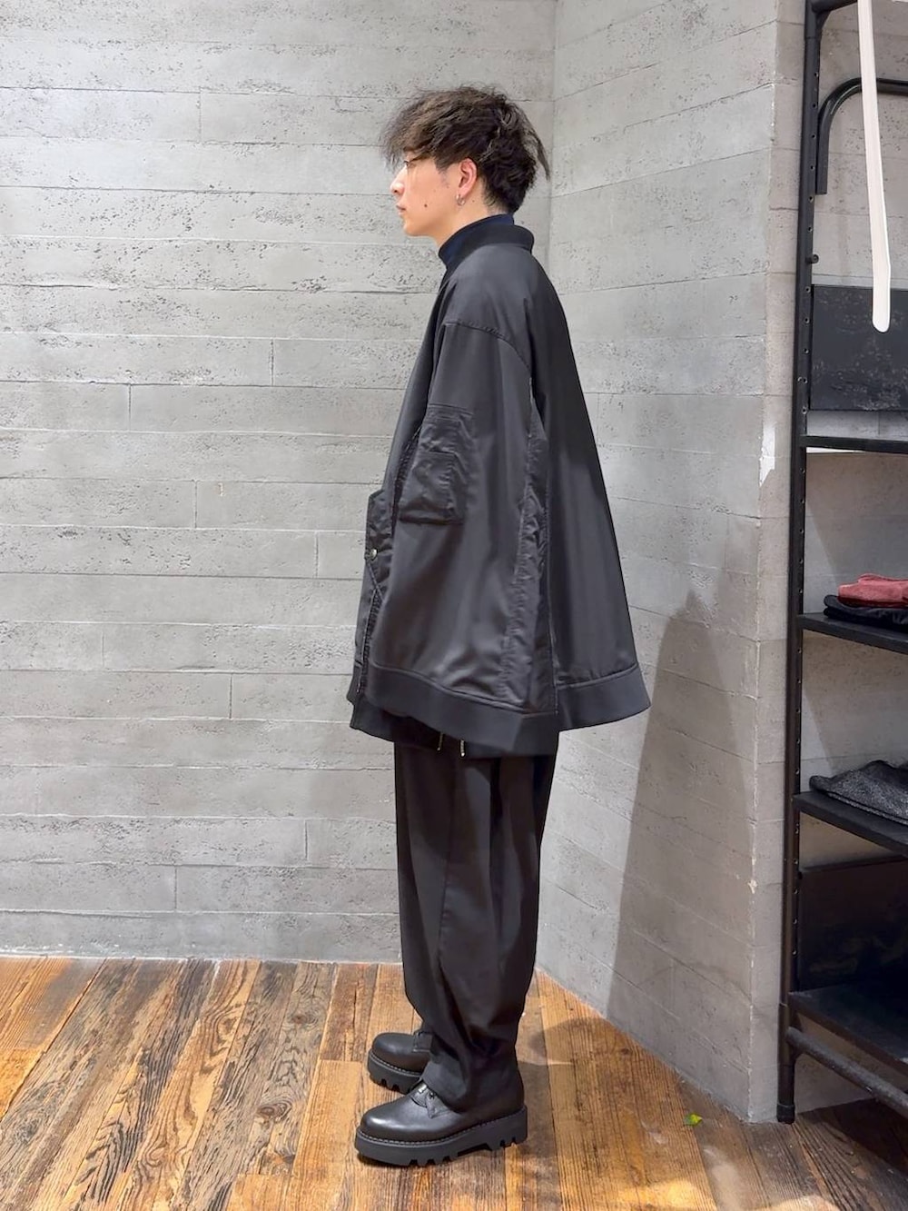 ブラック系のドレスシューズ、ブラック系のその他パンツ、ブラック系のMA-1を着用したメンズの秋コーディネートの4枚目の写真