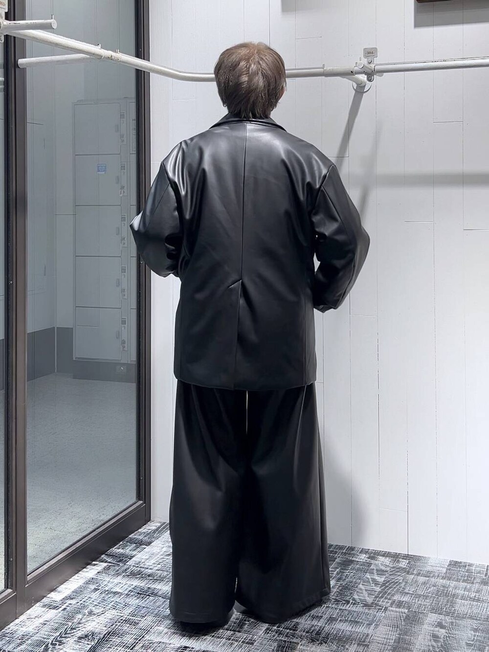 ブラック系のその他パンツ、ブラック系のテーラードジャケット、ブラック系のドレスシューズを着用したメンズの冬コーディネートの3枚目の写真