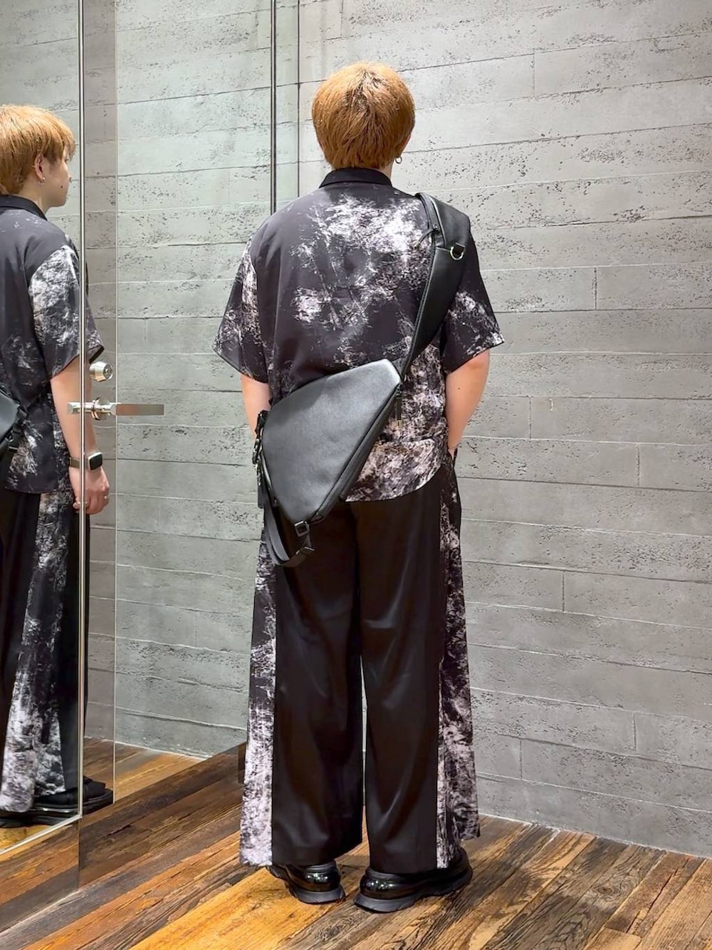 ブラック系のショルダーバッグ、ブラック系のサンダル、シルバー系のネックレスを着用したメンズの夏コーディネートの3枚目の写真