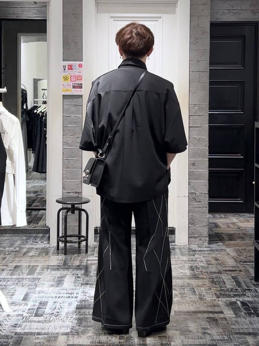 ブラック系のシャツ/ブラウス、ブラック系のショルダーバッグ、ブラック系のドレスシューズを着用したメンズの夏コーディネートの4枚目の写真