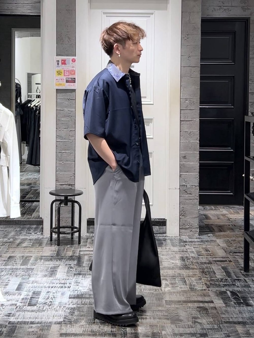 グレー系のスラックス、ブルー系のシャツ/ブラウス、ブラック系のドレスシューズを着用したメンズの夏コーディネートの3枚目の写真
