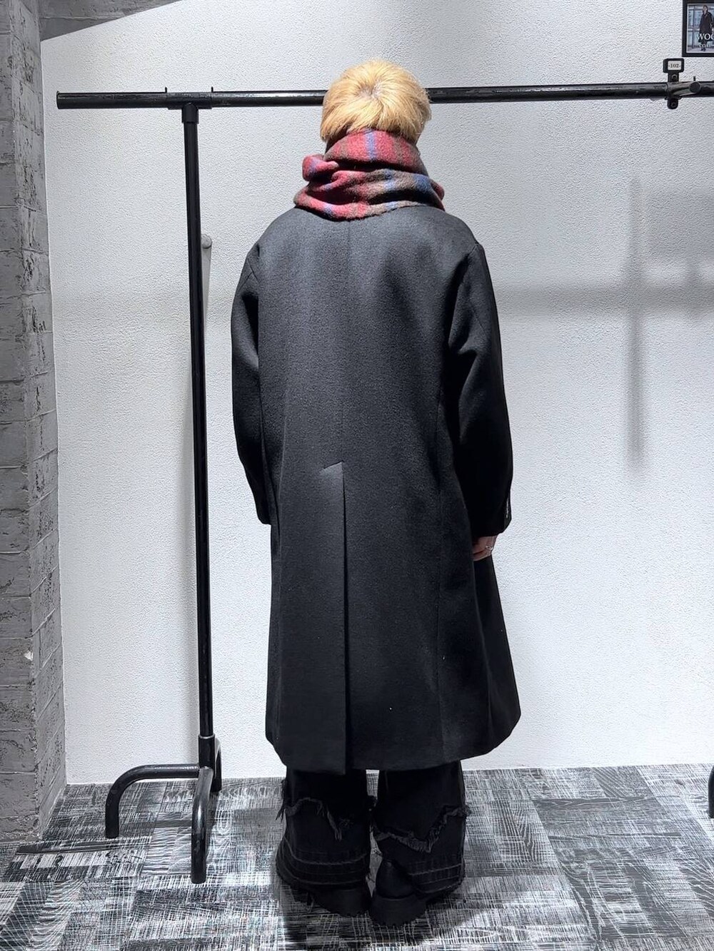 ブラック系のステンカラーコート、ブラック系のローファー、ブラック系のデニムパンツを着用したメンズの秋コーディネートの3枚目の写真