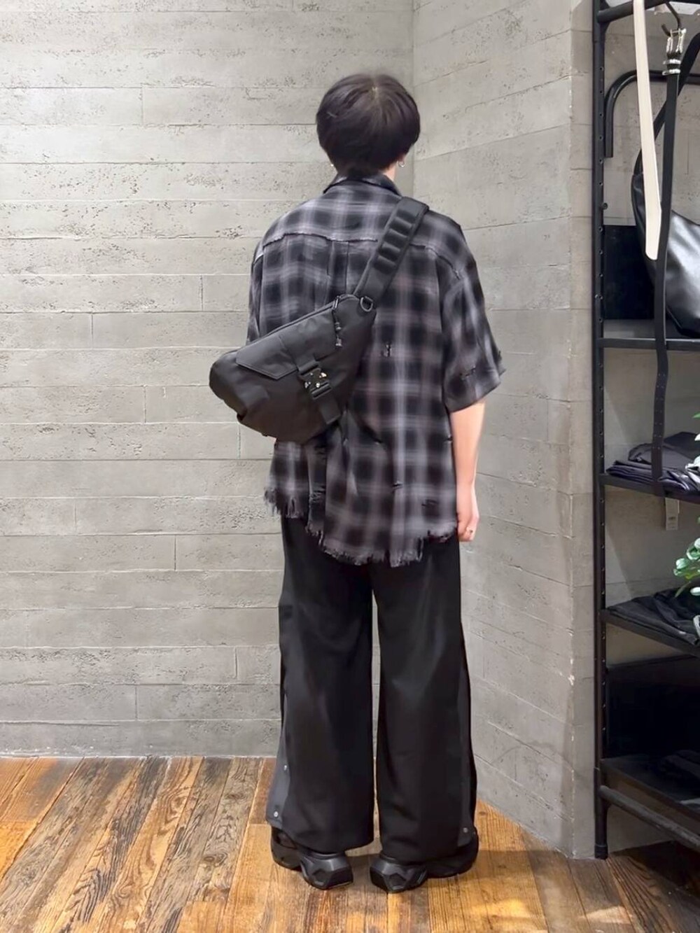 ブラック系のシャツ/ブラウス、ブラック系のサンダル、ブラック系のショルダーバッグを着用したメンズの春コーディネートの4枚目の写真