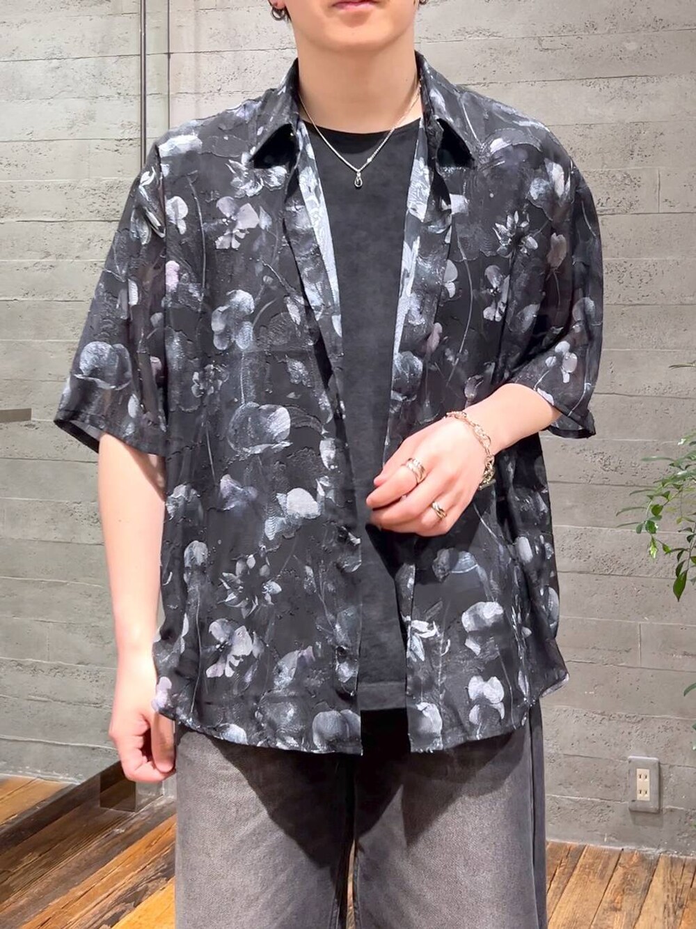 ブラック系のサンダル、ブラック系のデニムパンツ、ブラック系のシャツ/ブラウスを着用したメンズの春コーディネートの5枚目の写真