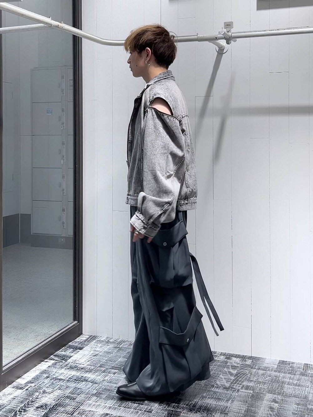 ブラック系のドレスシューズ、ブラック系のTシャツ/カットソー、グレー系のブルゾンを着用したメンズの夏コーディネートの5枚目の写真