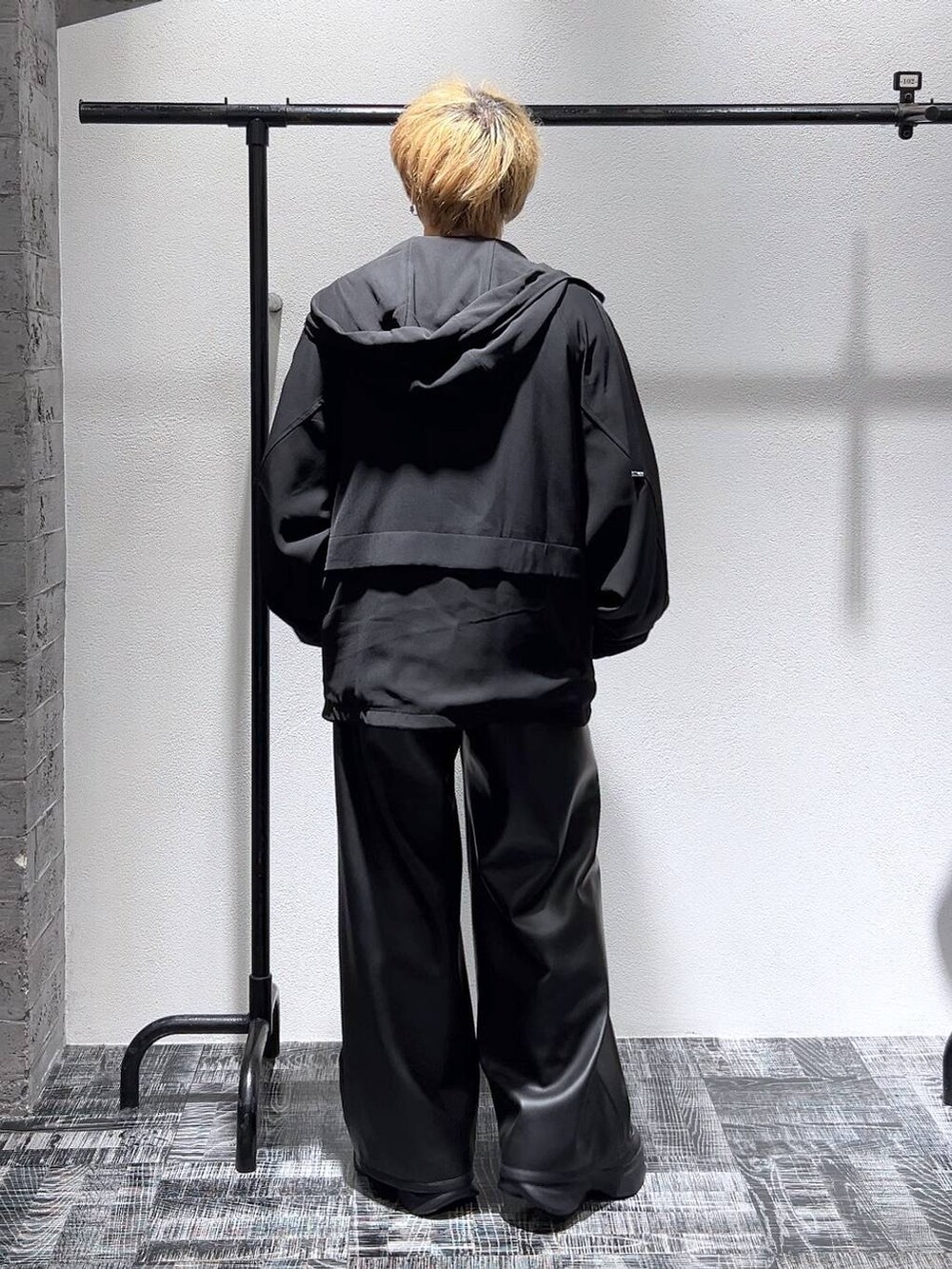 ブルー系のニット/セーター、ブラック系のその他パンツ、ブラック系のスニーカーを着用したメンズの冬コーディネートの4枚目の写真