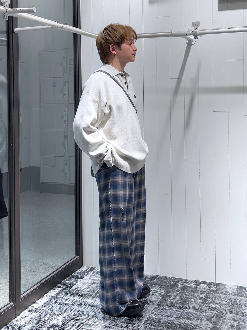 ブルー系のその他パンツ、ブラック系のドレスシューズ、グレー系のショルダーバッグを着用したメンズの冬コーディネートの2枚目の写真