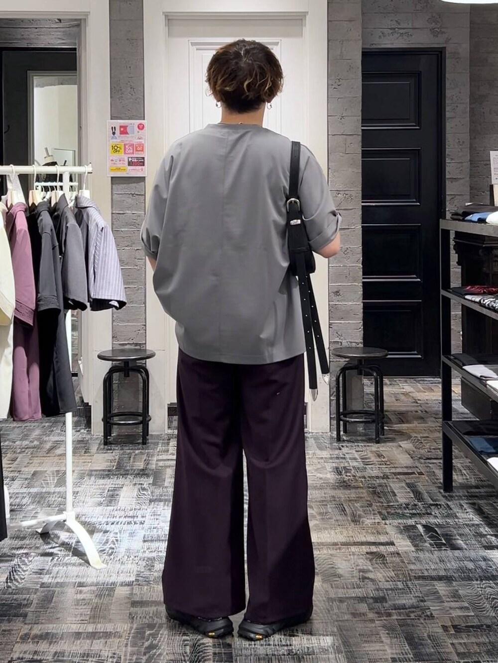 ブラック系のサンダル、グレー系のTシャツ/カットソー、ブラック系のショルダーバッグを着用したメンズの夏コーディネートの3枚目の写真