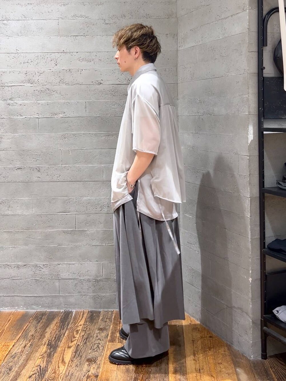 ブラック系のネクタイ、グレー系のシャツ/ブラウス、ブラック系のスニーカーを着用したメンズの夏コーディネートの4枚目の写真