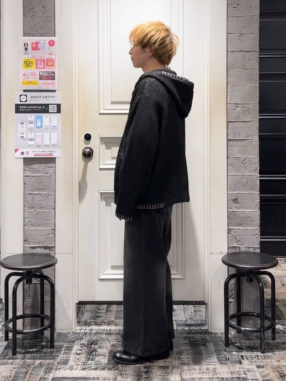 ブラック系のデニムパンツ、ブラック系のドレスシューズ、ブラック系のスウェットを着用したメンズの冬コーディネートの5枚目の写真